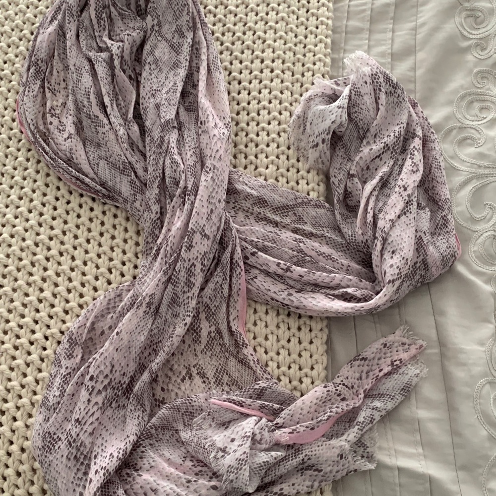 Ann Taylor 70 X 30  Pink and Gray Snake Print Scarf gauzy fringed NWOT
